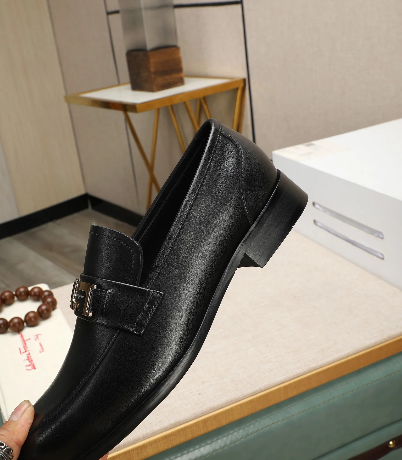 Men's shoes 💰540📛📛(water-dyed cowhide) Salvatore Ferragamo high-end (Salvatore Ferragamo) is the world's top luxury footwear brand. It comes from the fashion kingdom of Italy and is famous all over the world for its traditional handmade design and novel styles...🚶🏻🚶🏻New suit shoes are available simultaneously at the counter. This model is purely handmade. The fabric is imported from Italy's original first-layer cowhide. Soft water-dyed cowhide lining. Original authentic outsole🌀🌀Size: 38➖44 (45 customized)